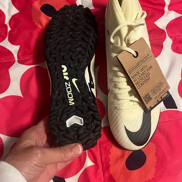 Nike Cream and Black cleats men’s size 7.5 but my daughter is a woman’s size 9 - Picture 2 of 3